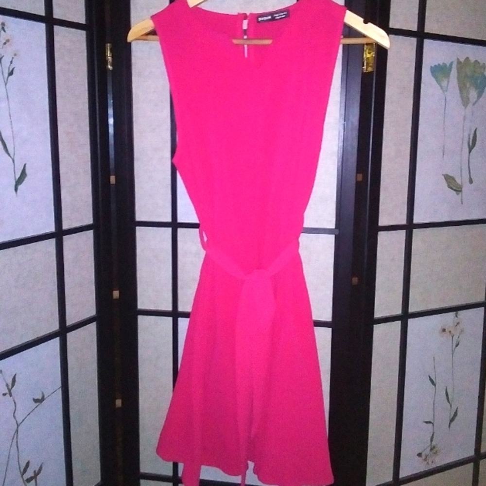 Sleeveless short dress with tie belt